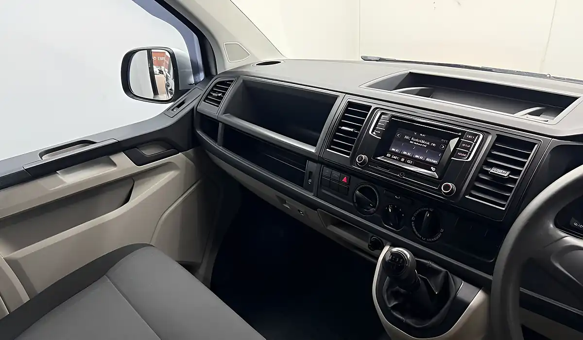 Used 2016 Volkswagen Transporter Startline Silver - Interior and Exterior details 12