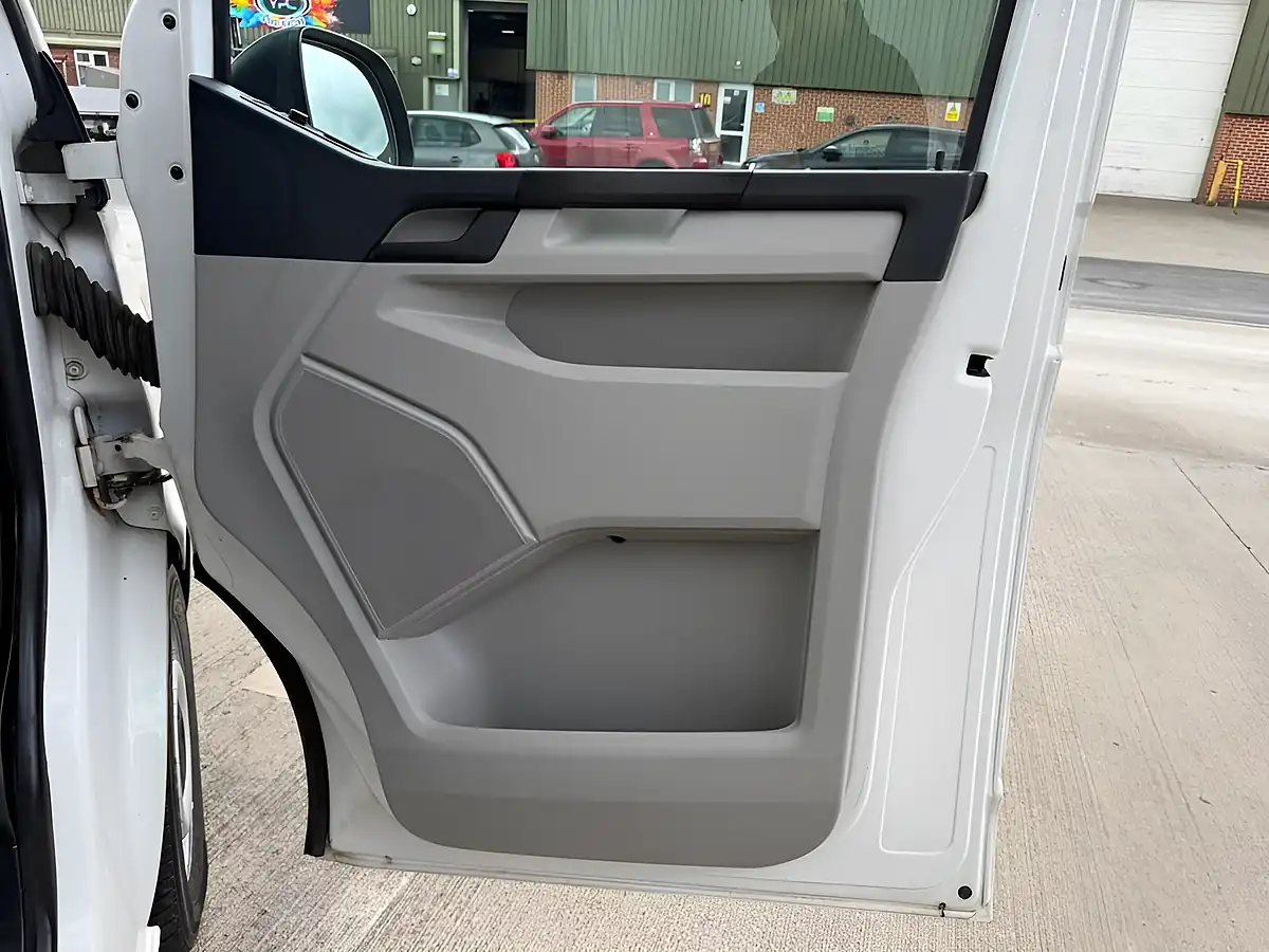 Used 2016 Volkswagen Transporter Startline White - Interior and Exterior details 11