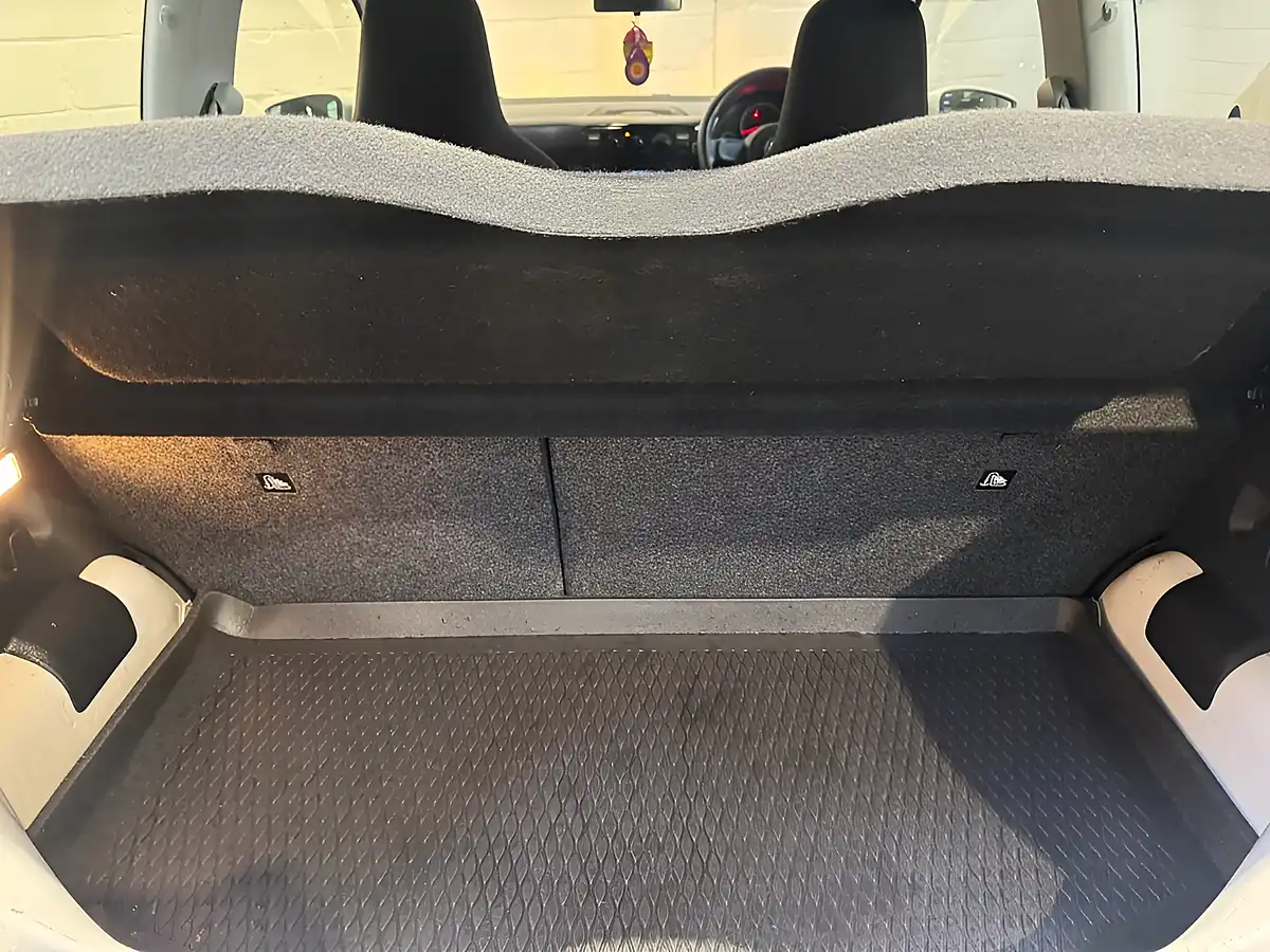 Used 2016 Volkswagen Up! Move Up! White - Interior and Exterior details 5
