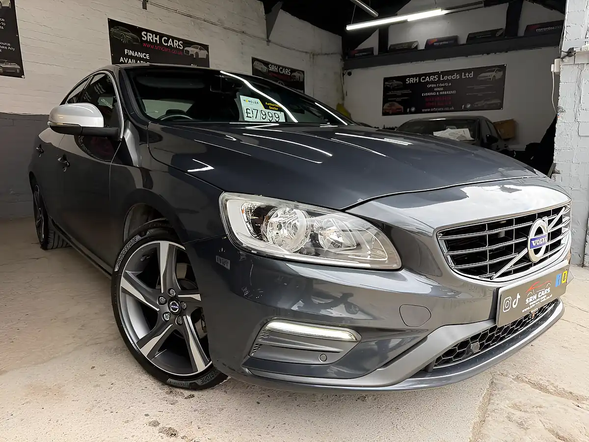 Used 2016 Volvo S60 R-Design Grey - Front View