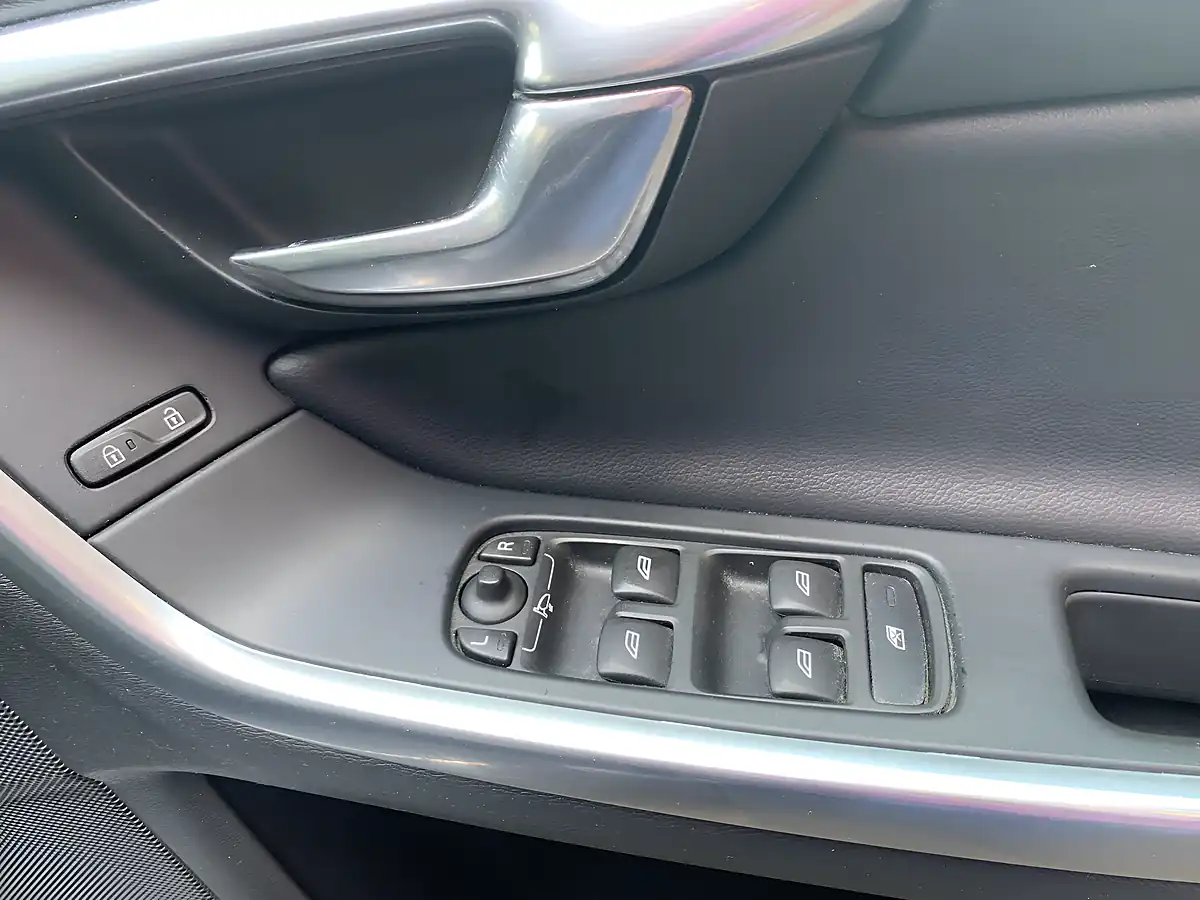 Used 2016 Volvo S60 Se Lux Nav Black - Interior and Exterior details 17