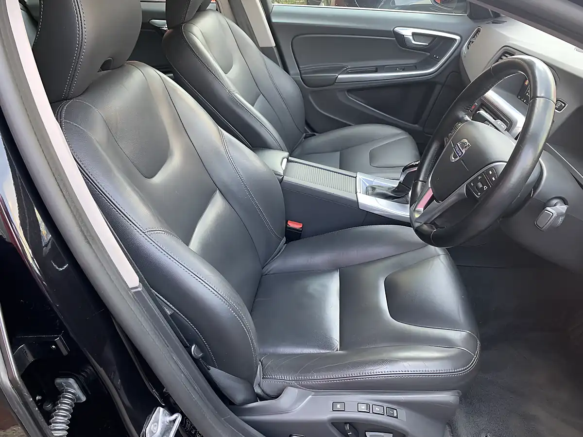 Used 2016 Volvo S60 Se Lux Nav Black - Interior and Exterior details 3