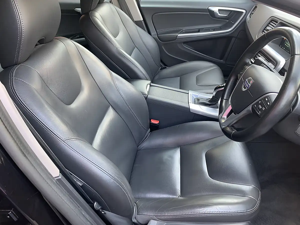 Used 2016 Volvo S60 Se Lux Nav Black - Interior and Exterior details 4