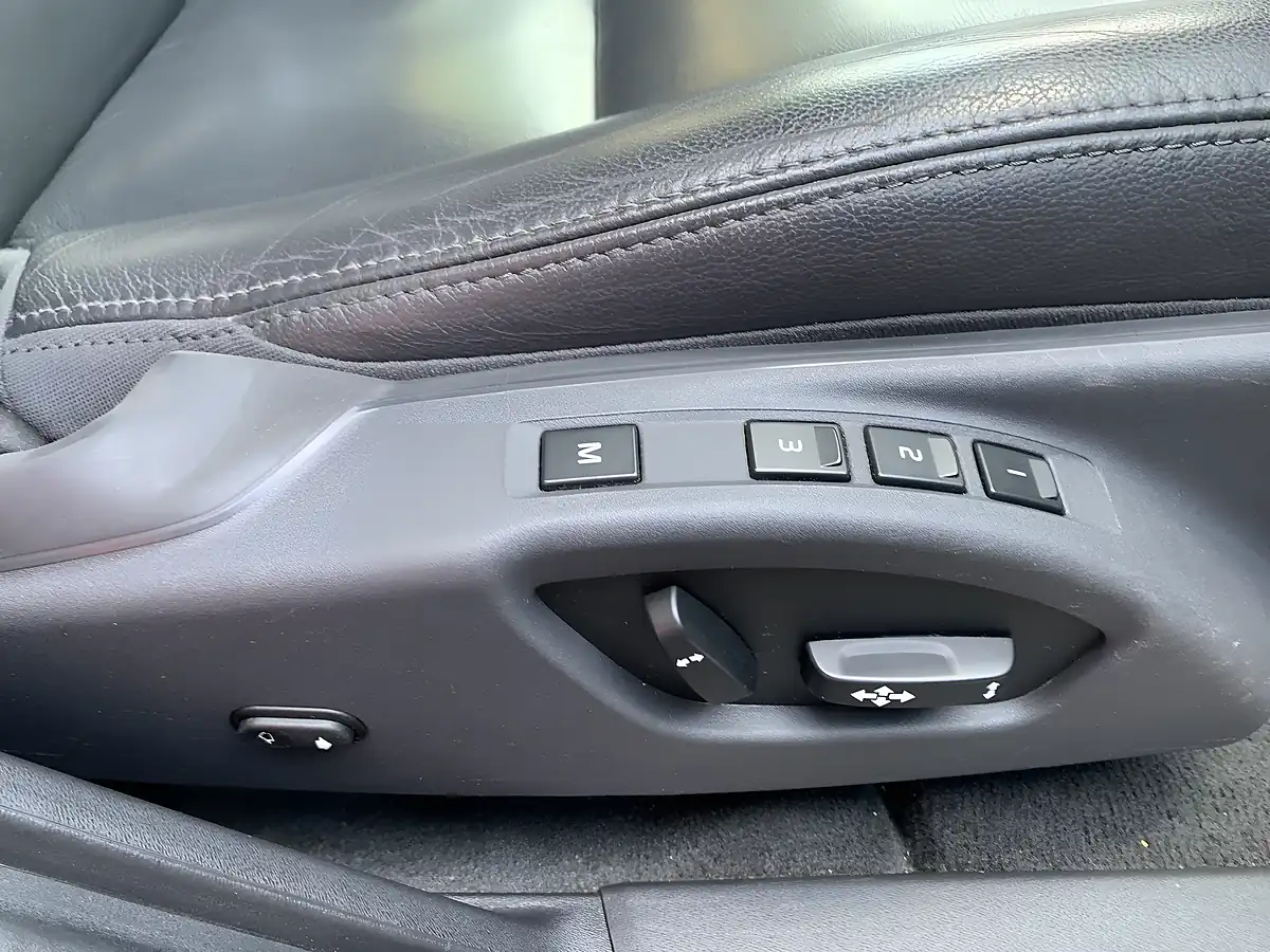 Used 2016 Volvo S60 Se Lux Nav Black - Interior and Exterior details 5