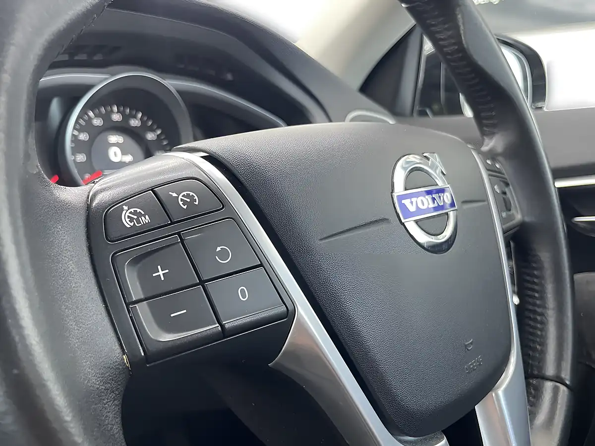Used 2016 Volvo V40 Cross Country Lux Bronze - Interior and Exterior details 12