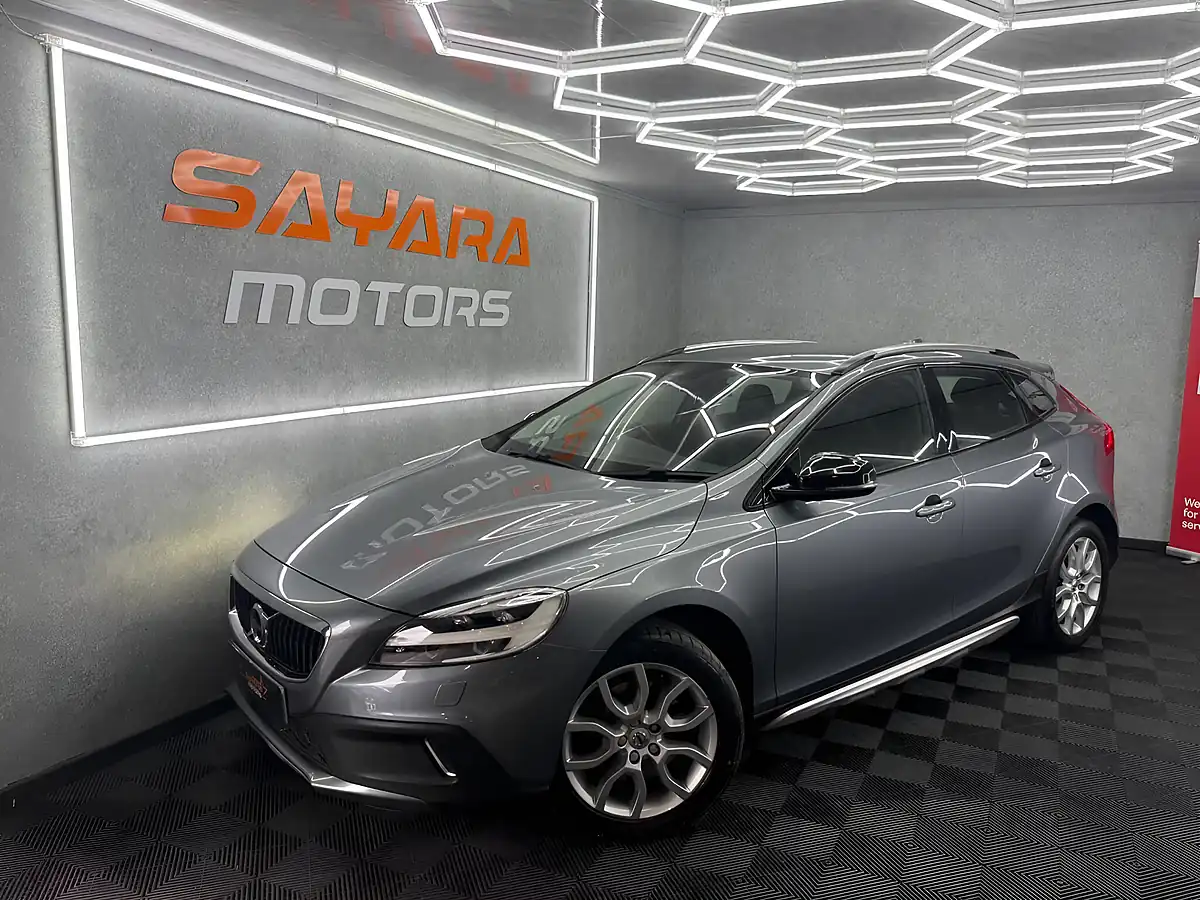 Used 2016 Volvo V40 Cross Country Pro Grey - Front View