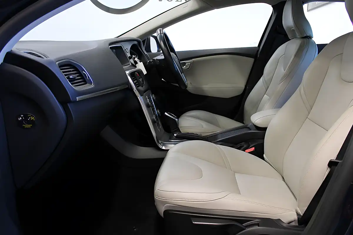 Used 2016 Volvo V40 Inscription Denim Blue - Interior and Exterior details 14