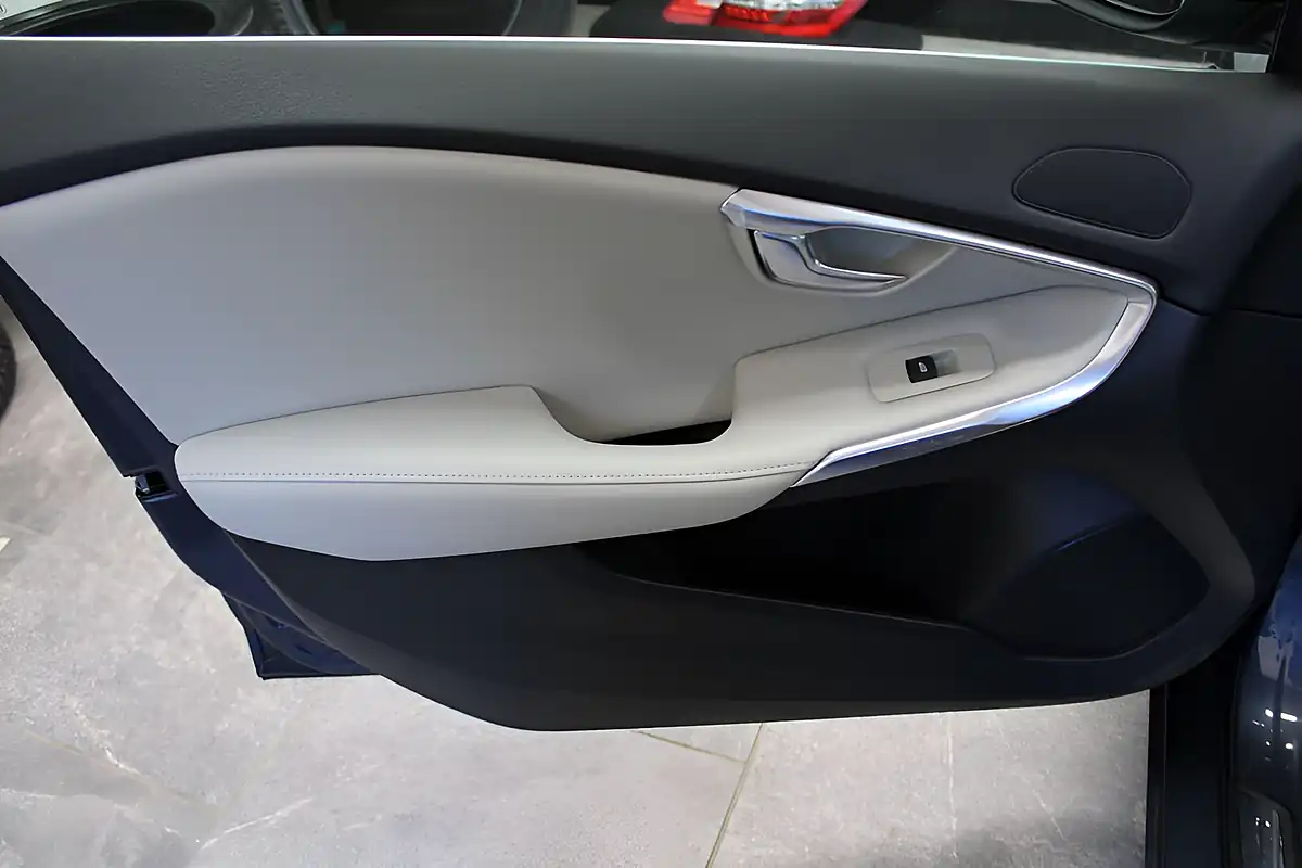 Used 2016 Volvo V40 Inscription Denim Blue - Interior and Exterior details 15