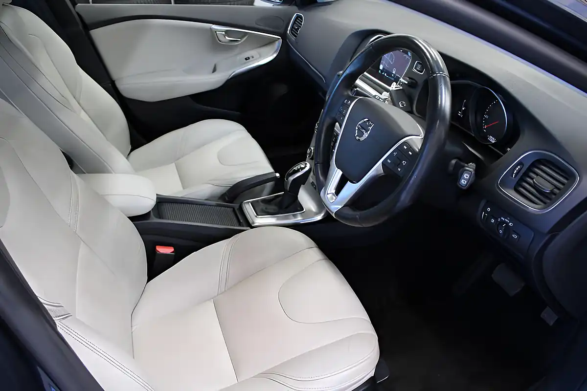Used 2016 Volvo V40 Inscription Denim Blue - Interior and Exterior details 17