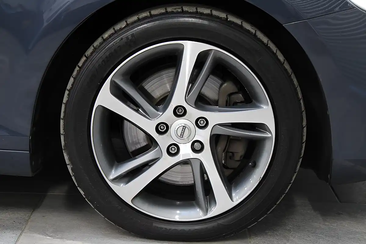 Used 2016 Volvo V40 Inscription Denim Blue - Interior and Exterior details 9
