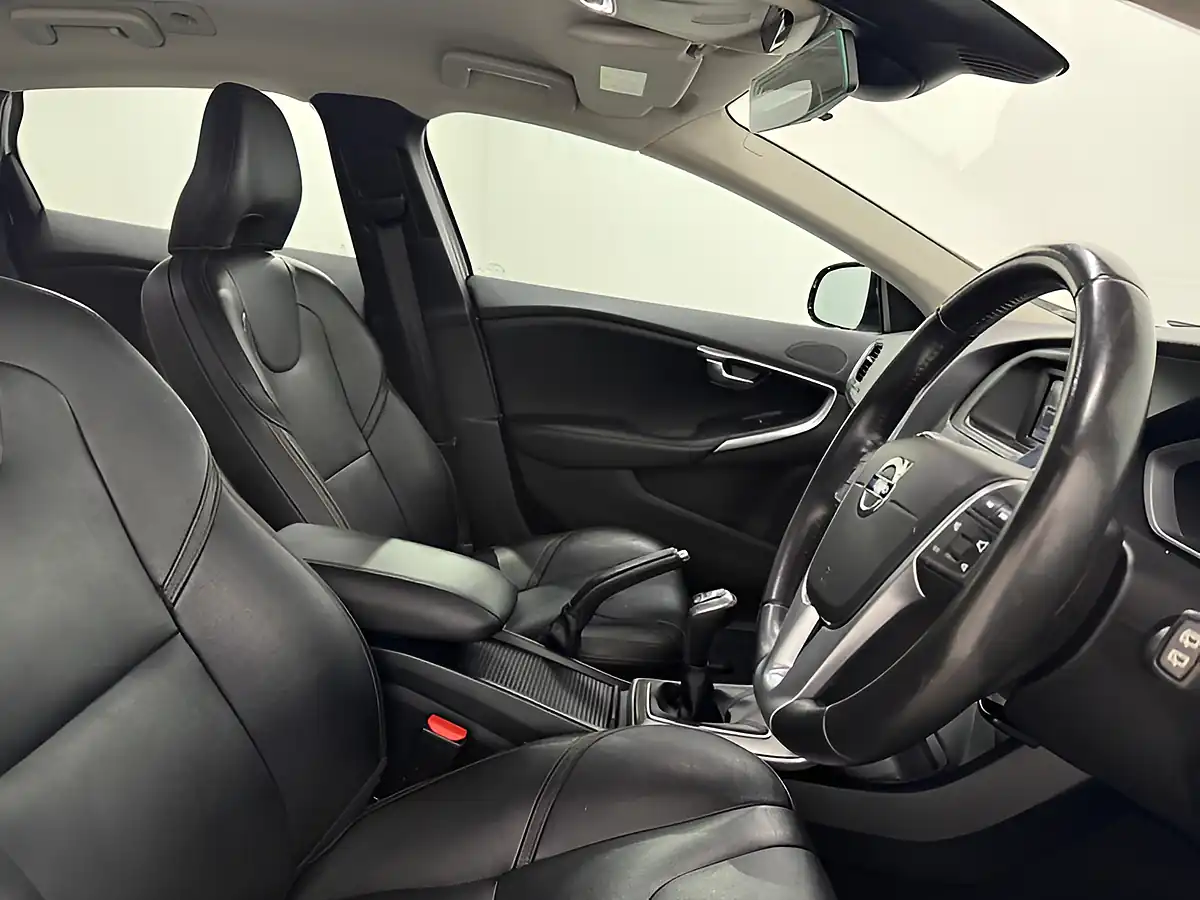 Used 2016 Volvo V40 Lux Bright Silver - Interior and Exterior details 10
