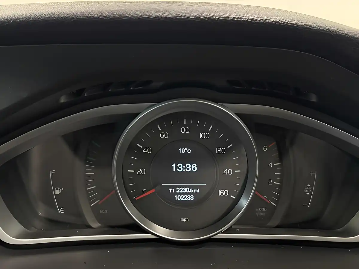 Used 2016 Volvo V40 Lux Bright Silver - Interior and Exterior details 14