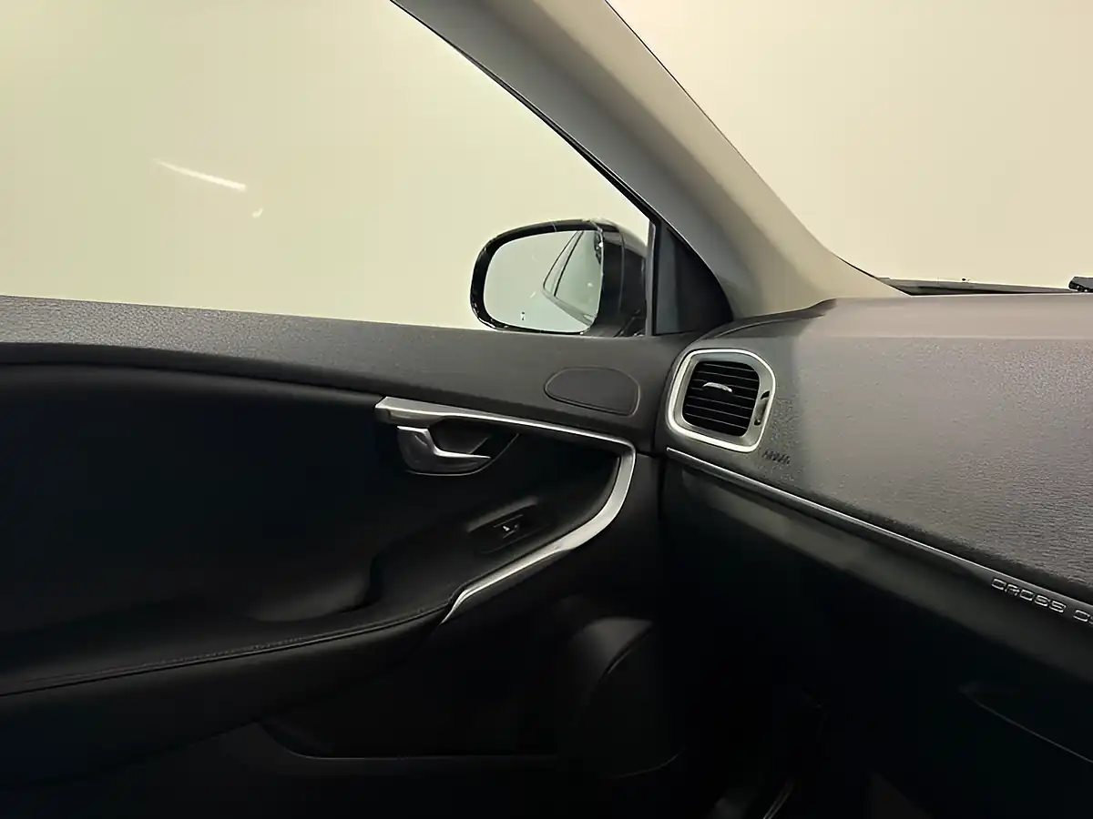 Used 2016 Volvo V40 Lux Bright Silver - Interior and Exterior details 17