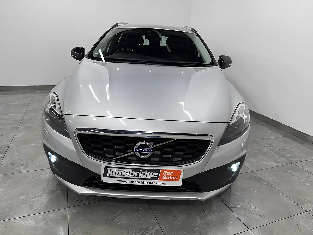 Used 2016 Volvo V40 Lux Bright Silver - Interior and Exterior details 3