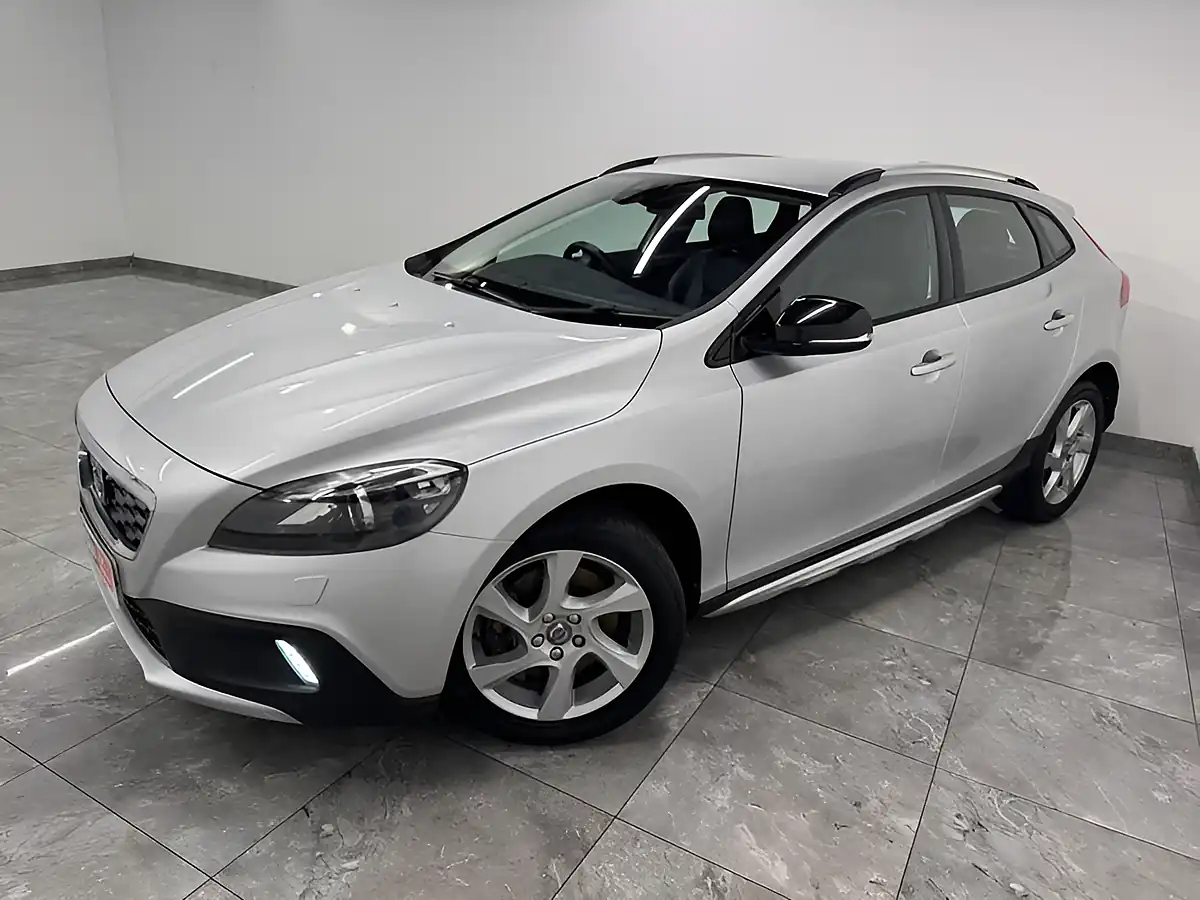 Used 2016 Volvo V40 Lux Bright Silver - Interior and Exterior details 4