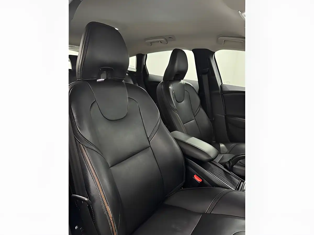 Used 2016 Volvo V40 Lux Bright Silver - Interior and Exterior details 9