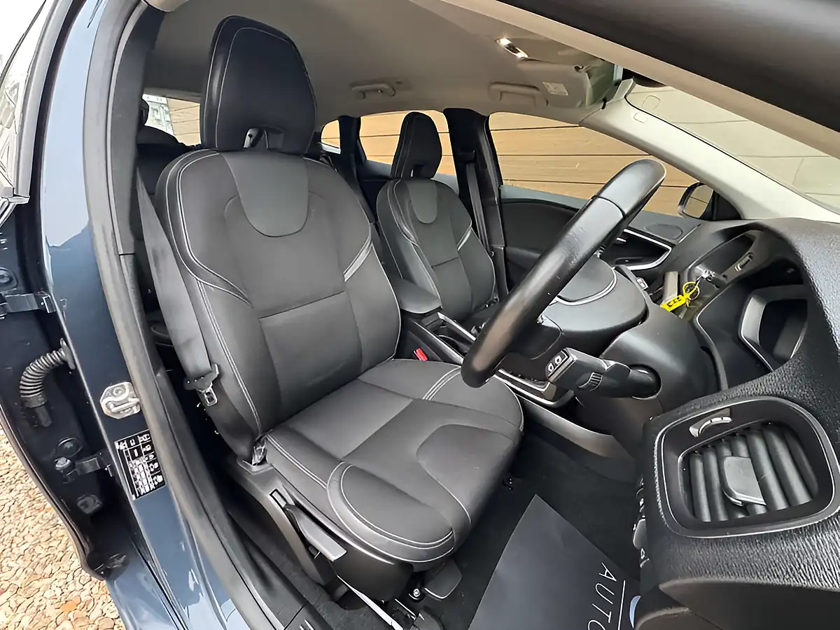 Used 2016 Volvo V40 Momentum Denim Blue - Interior and Exterior details 12