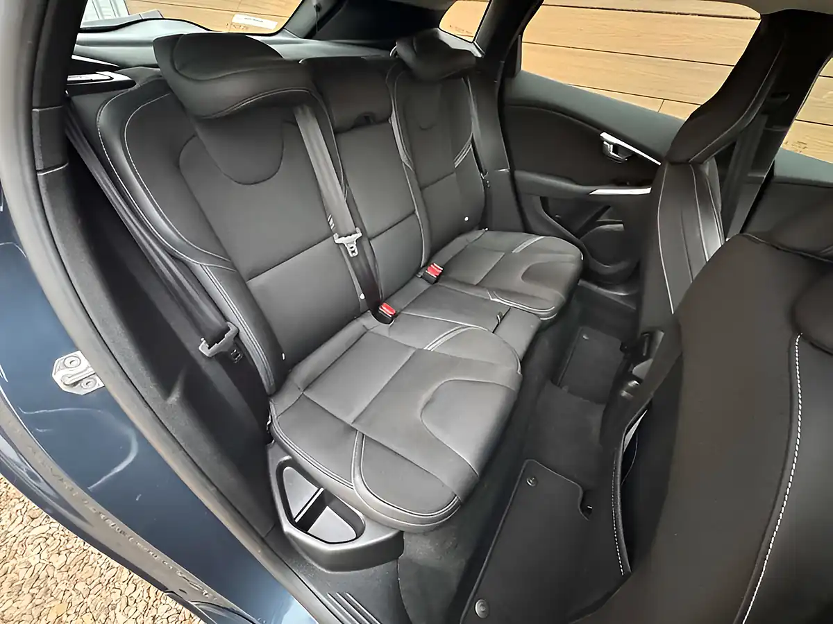 Used 2016 Volvo V40 Momentum Denim Blue - Interior and Exterior details 14