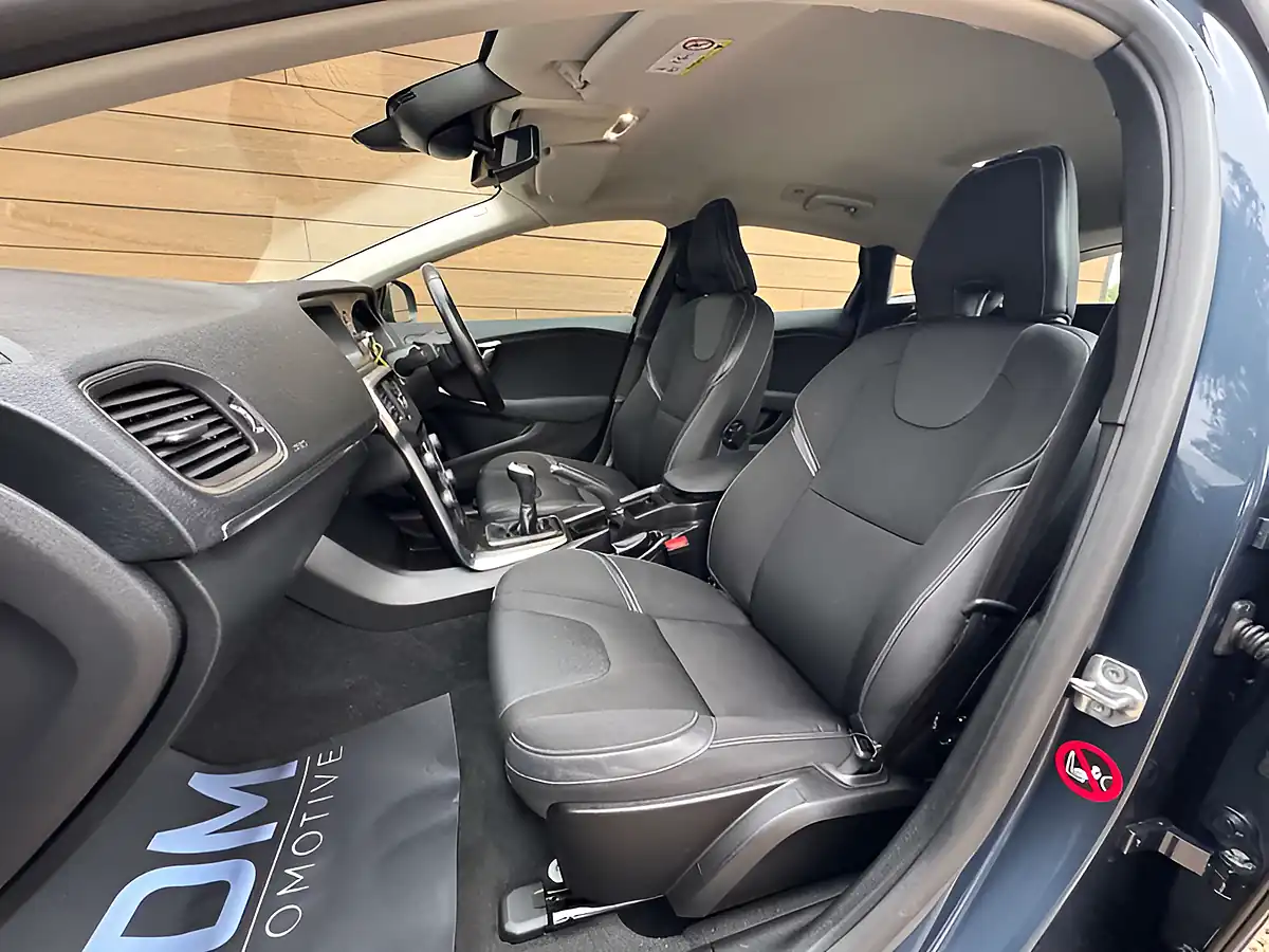 Used 2016 Volvo V40 Momentum Denim Blue - Interior and Exterior details 18