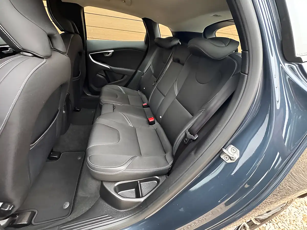 Used 2016 Volvo V40 Momentum Denim Blue - Interior and Exterior details 19
