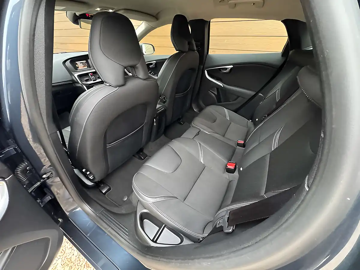 Used 2016 Volvo V40 Momentum Denim Blue - Interior and Exterior details 20