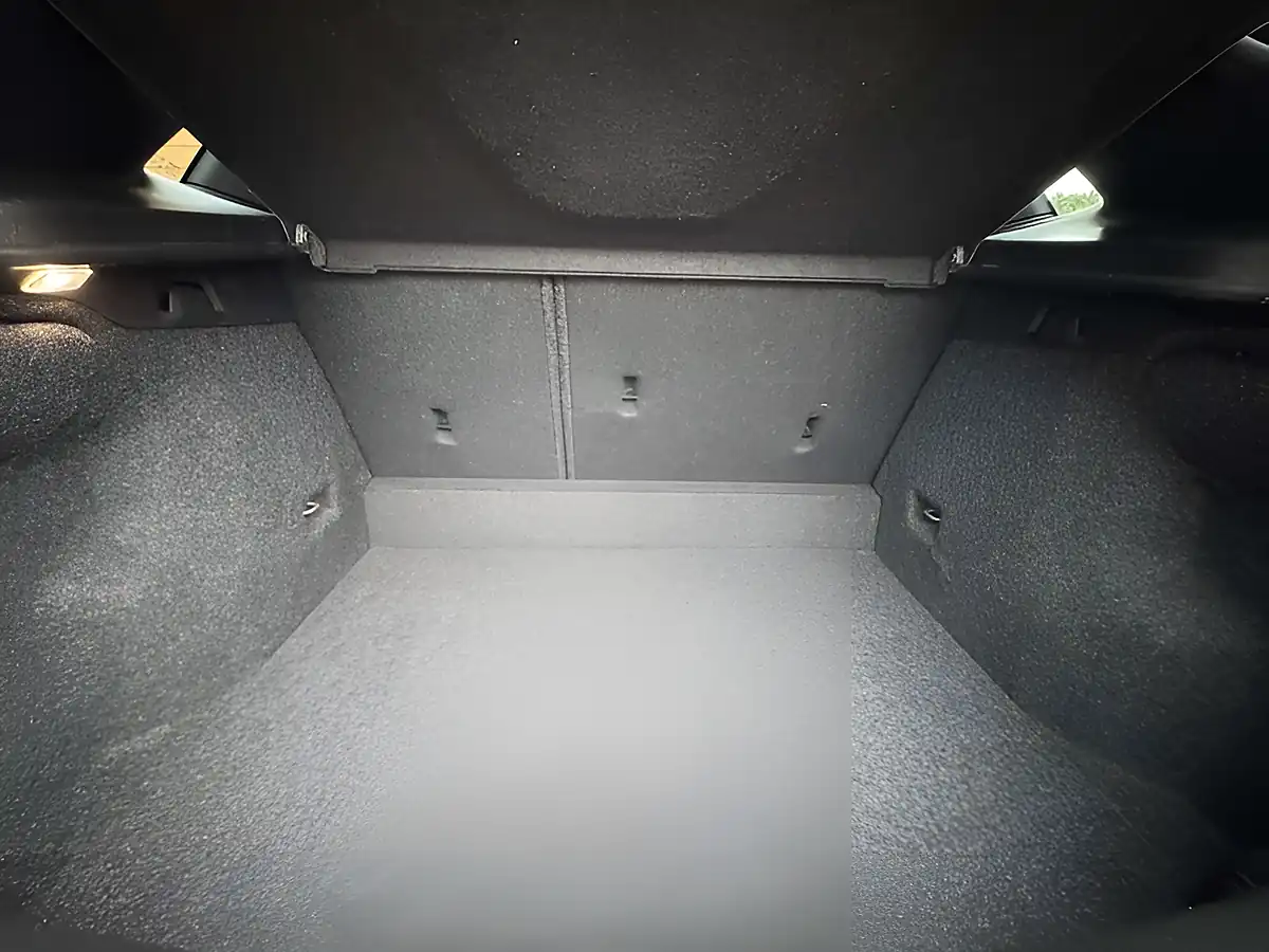 Used 2016 Volvo V40 Momentum Denim Blue - Interior and Exterior details 5