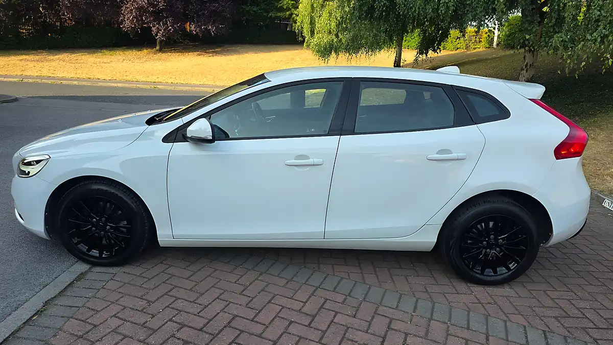 Used 2016 Volvo V40 Momentum Nav Plus White - Interior and Exterior details 11