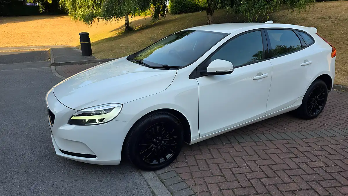 Used 2016 Volvo V40 Momentum Nav Plus White - Interior and Exterior details 12