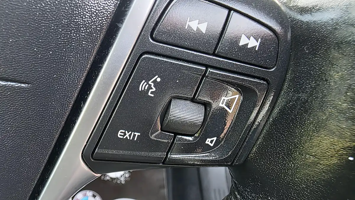 Used 2016 Volvo V40 Momentum Nav Plus White - Interior and Exterior details 13