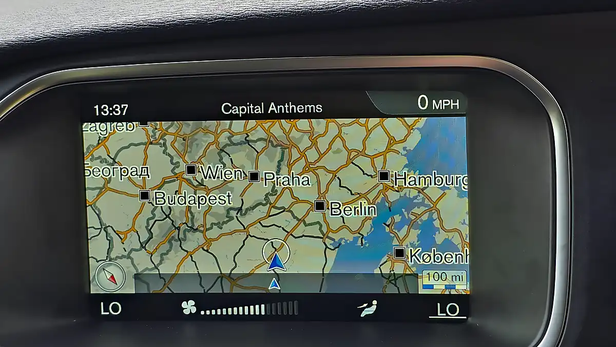 Used 2016 Volvo V40 Momentum Nav Plus White - Interior and Exterior details 16