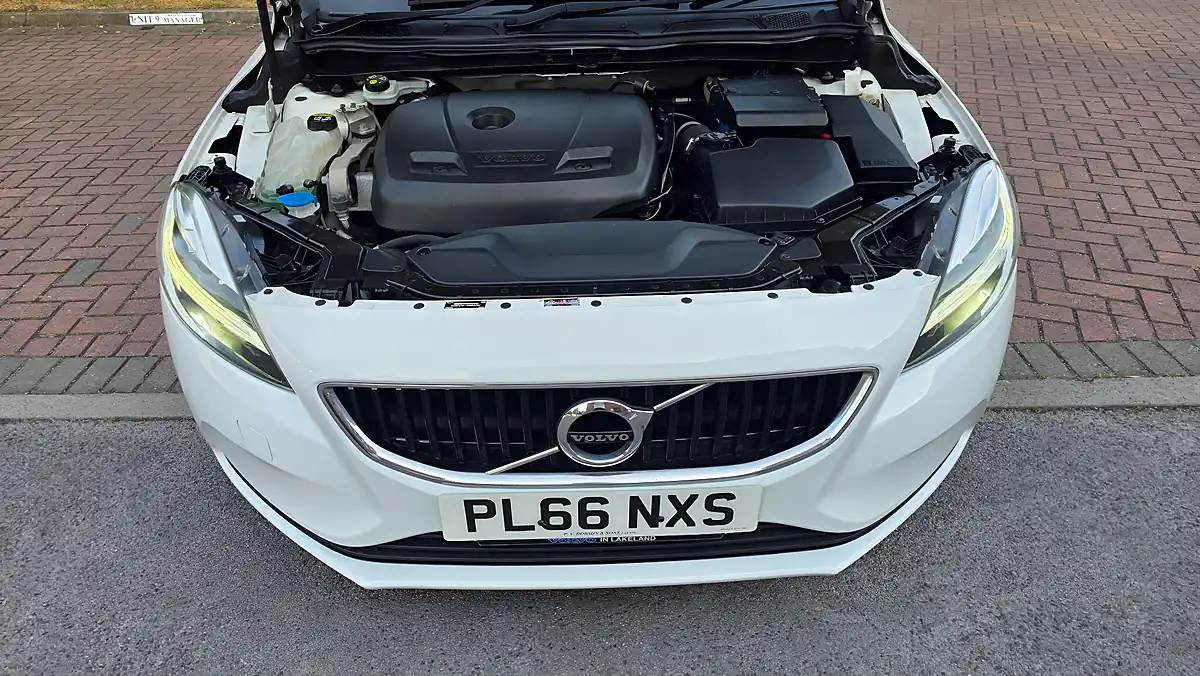 Used 2016 Volvo V40 Momentum Nav Plus White - Interior and Exterior details 20