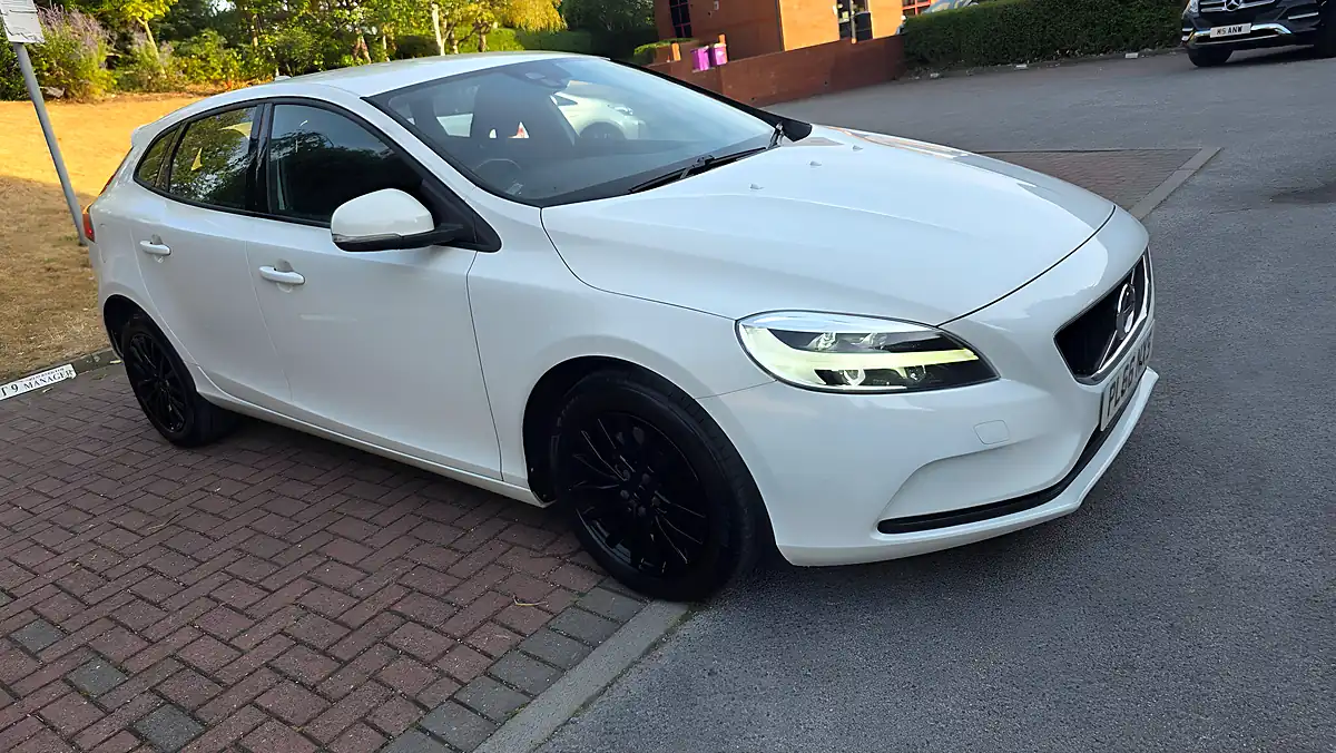 Used 2016 Volvo V40 Momentum Nav Plus White - Interior and Exterior details 3