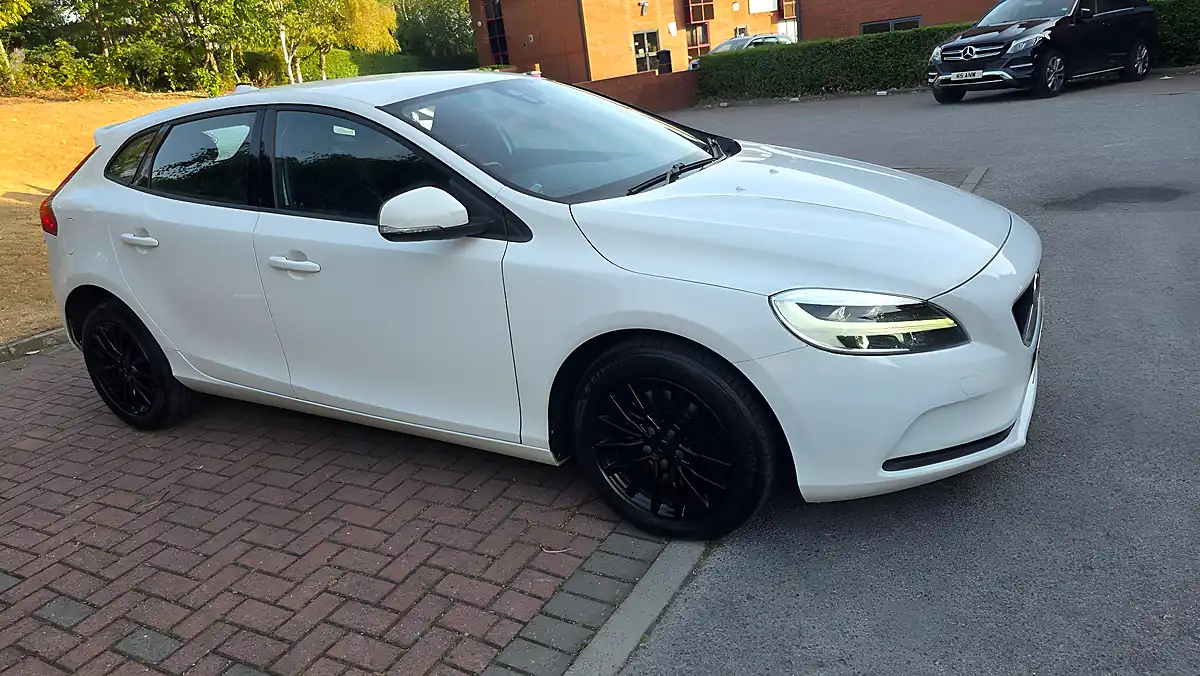 Used 2016 Volvo V40 Momentum Nav Plus White - Interior and Exterior details 6