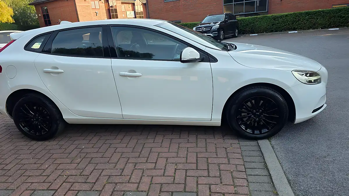 Used 2016 Volvo V40 Momentum Nav Plus White - Interior and Exterior details 7