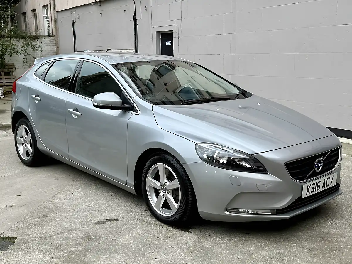 Used 2016 Volvo V40 Momentum Silver - Front View