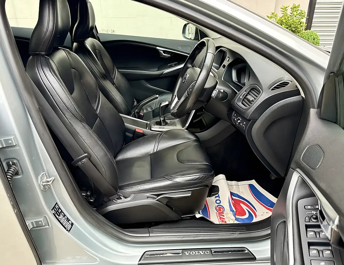 Used 2016 Volvo V40 Momentum Silver - Interior and Exterior details 11