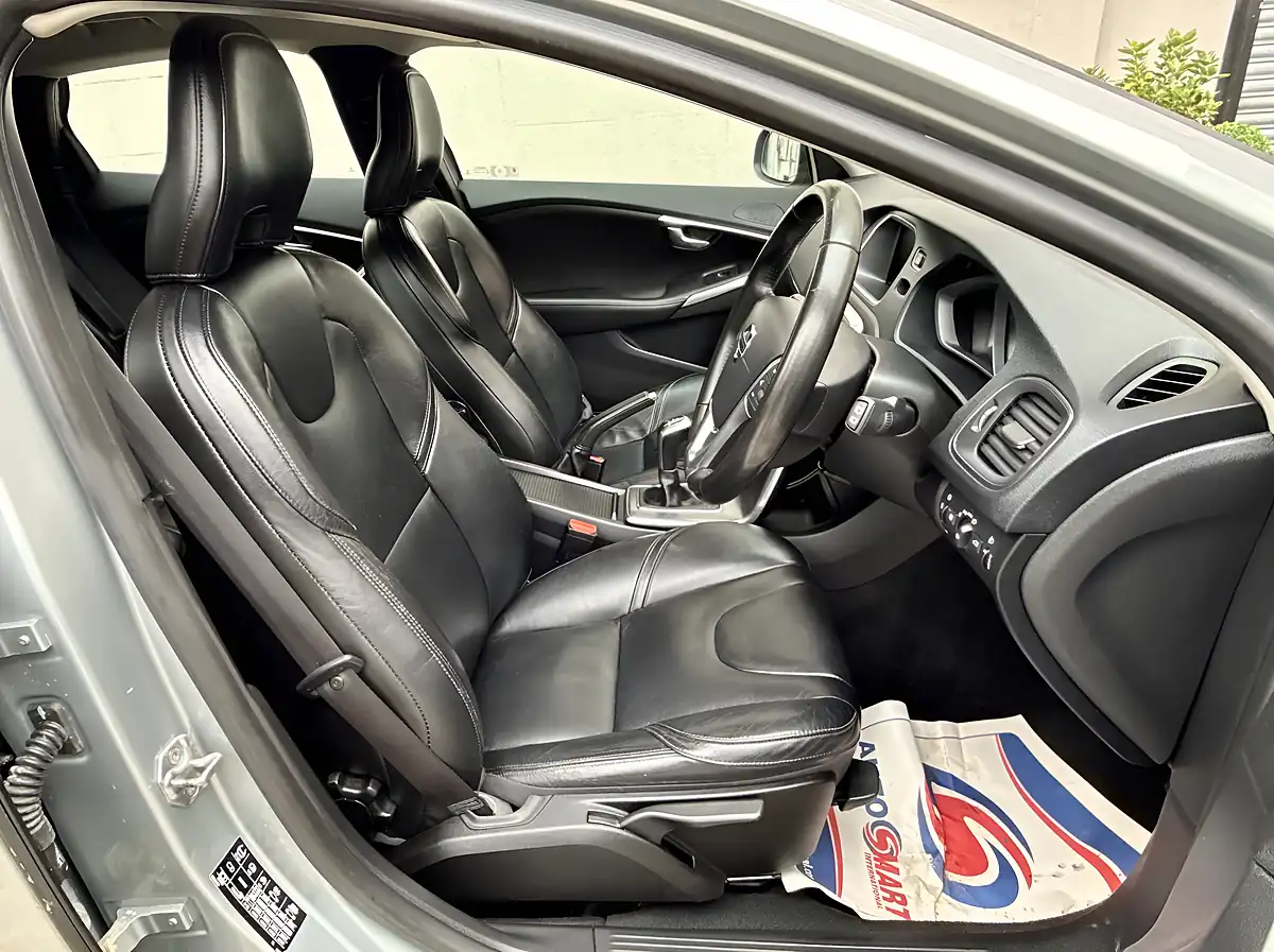 Used 2016 Volvo V40 Momentum Silver - Interior and Exterior details 12