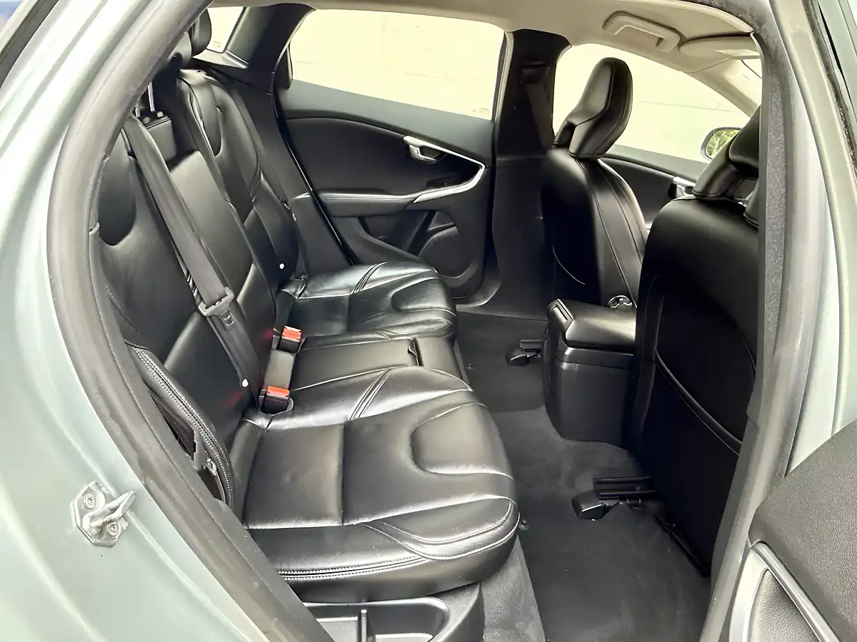 Used 2016 Volvo V40 Momentum Silver - Interior and Exterior details 13
