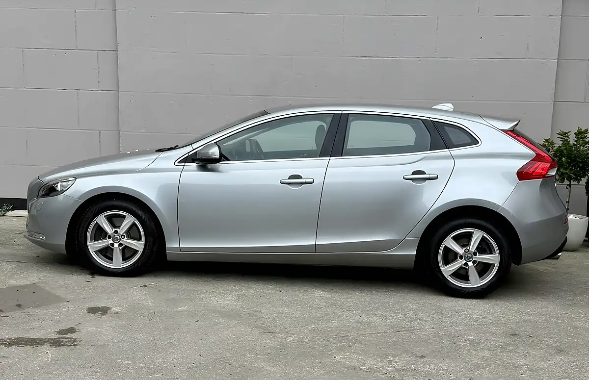 Used 2016 Volvo V40 Momentum Silver - Interior and Exterior details 6