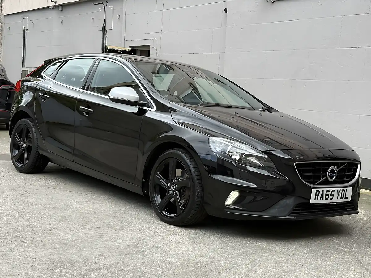 Used 2016 Volvo V40 R-Design Black - Front View