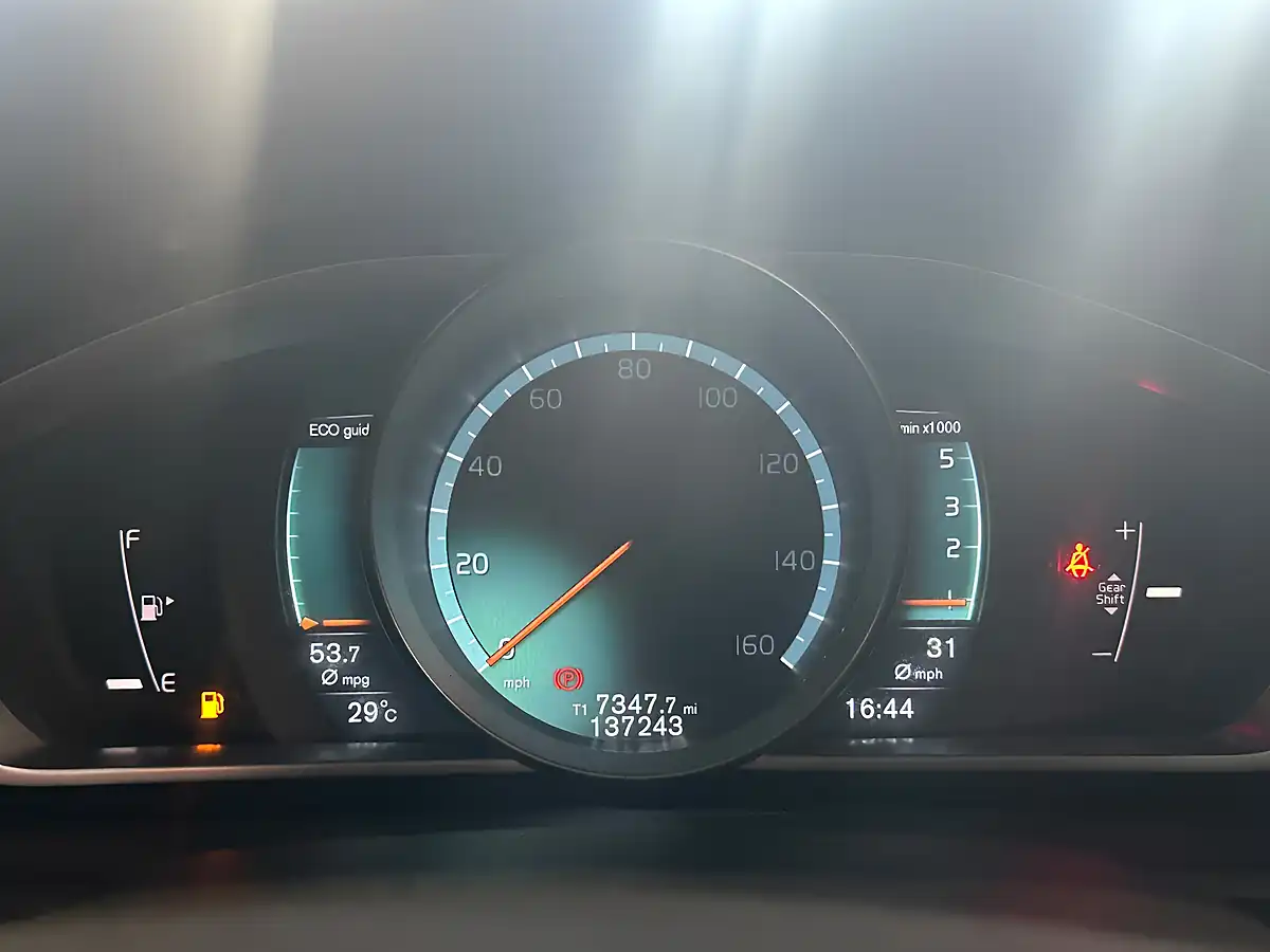 Used 2016 Volvo V40 R-Design Blue - Interior and Exterior details 19