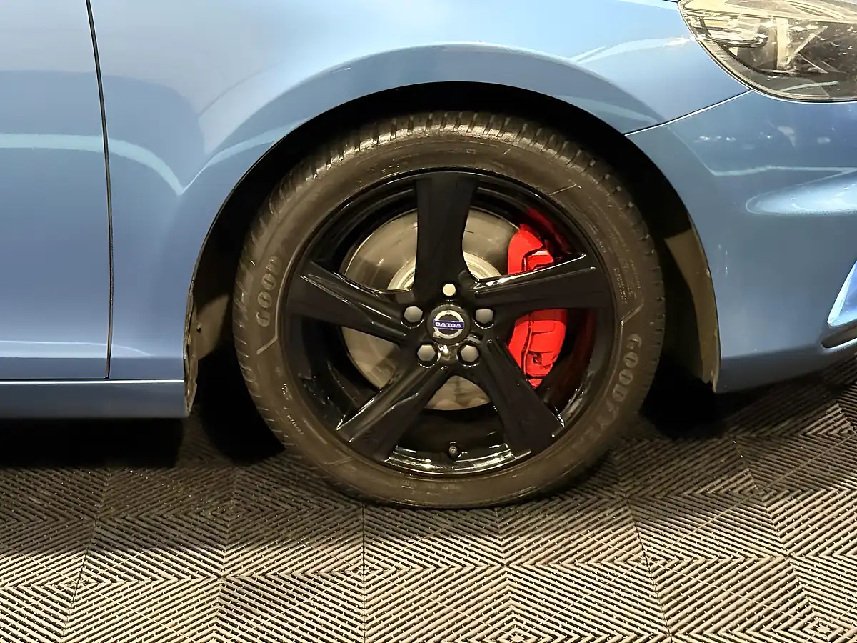 Used 2016 Volvo V40 R-Design Blue - Interior and Exterior details 11