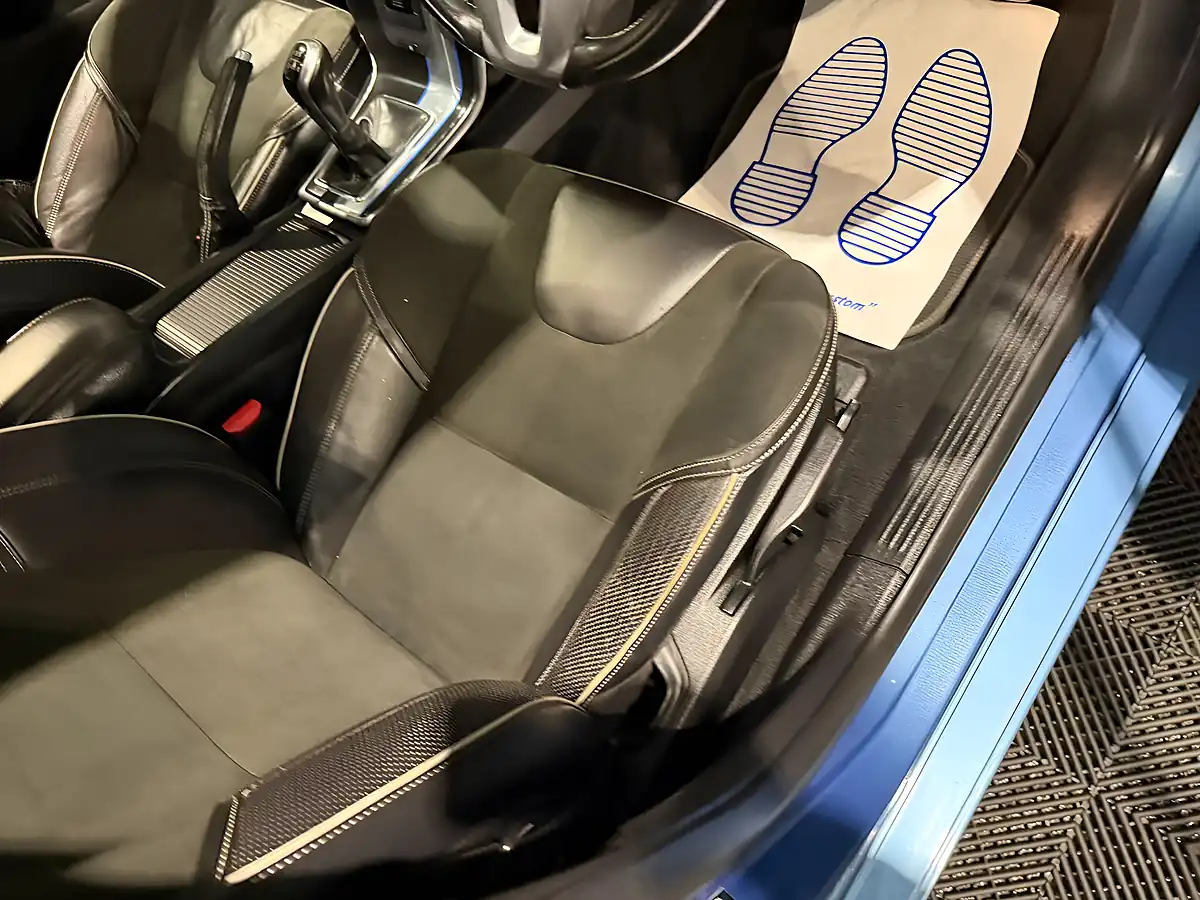 Used 2016 Volvo V40 R-Design Blue - Interior and Exterior details 13