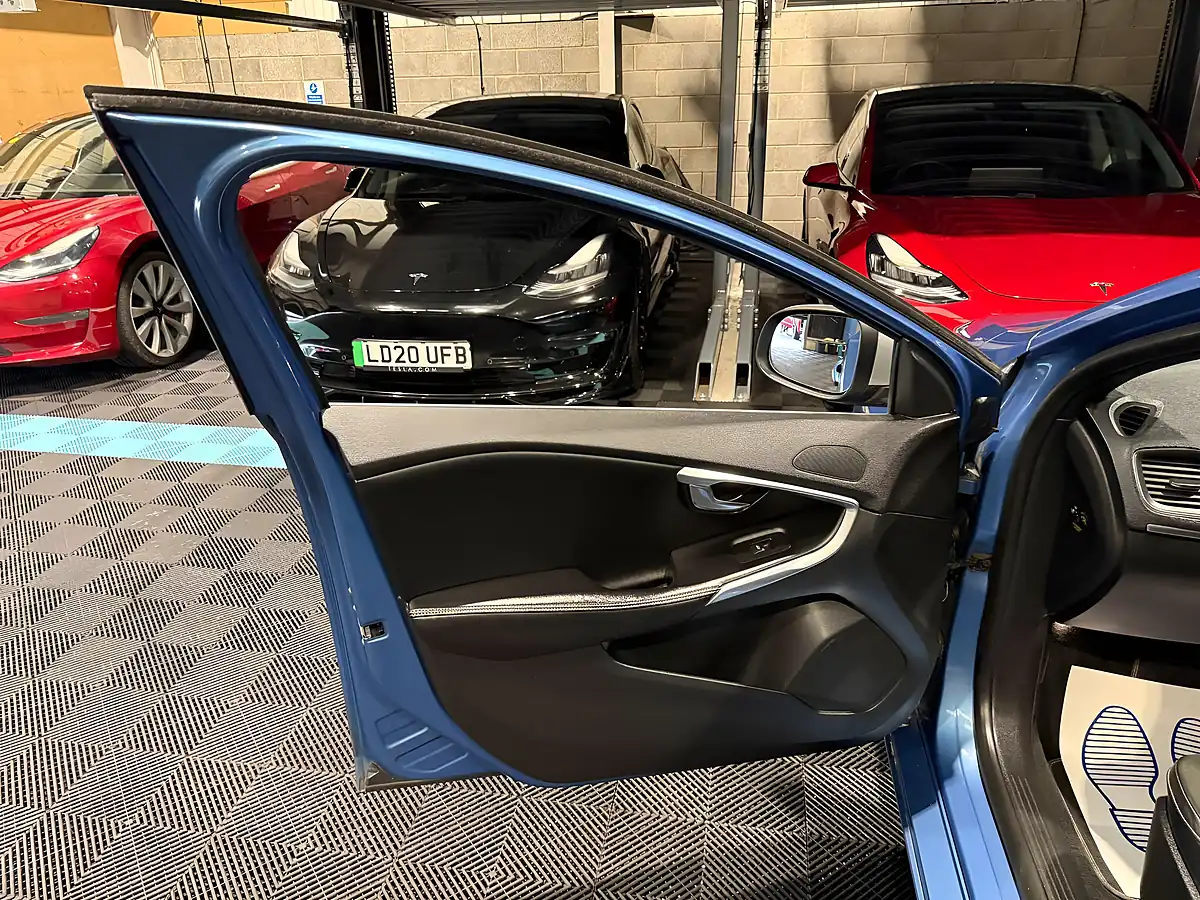 Used 2016 Volvo V40 R-Design Blue - Interior and Exterior details 16