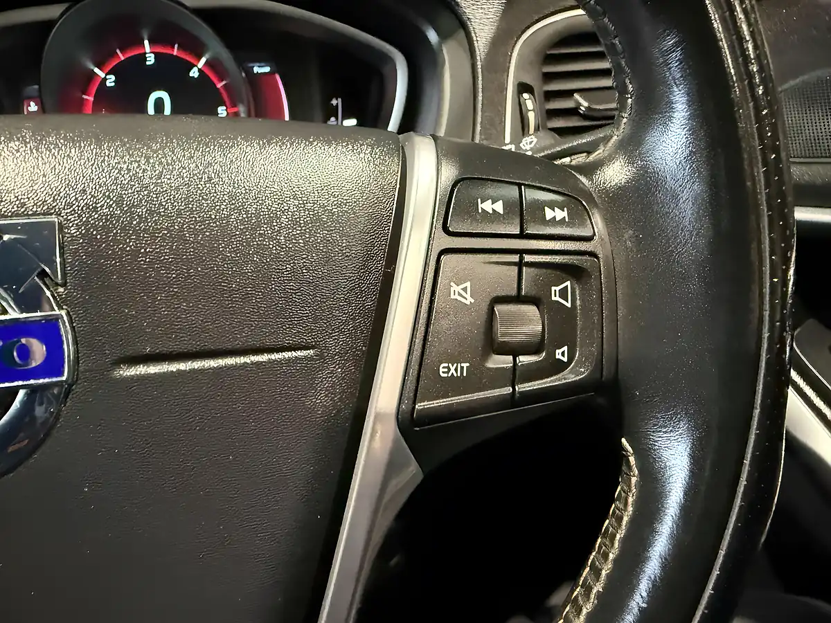 Used 2016 Volvo V40 R-Design Blue - Interior and Exterior details 18