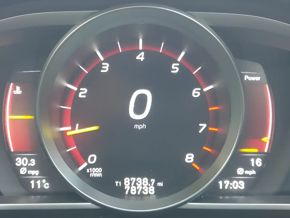 Used 2016 Volvo V40 R-Design Blue - Interior and Exterior details 15