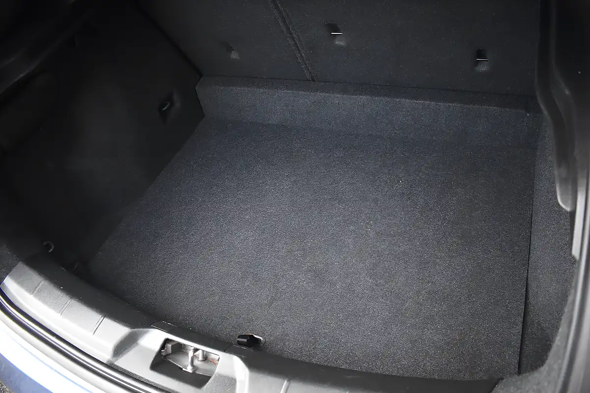 Used 2016 Volvo V40 R-Design Bursting Blue - Interior and Exterior details 14