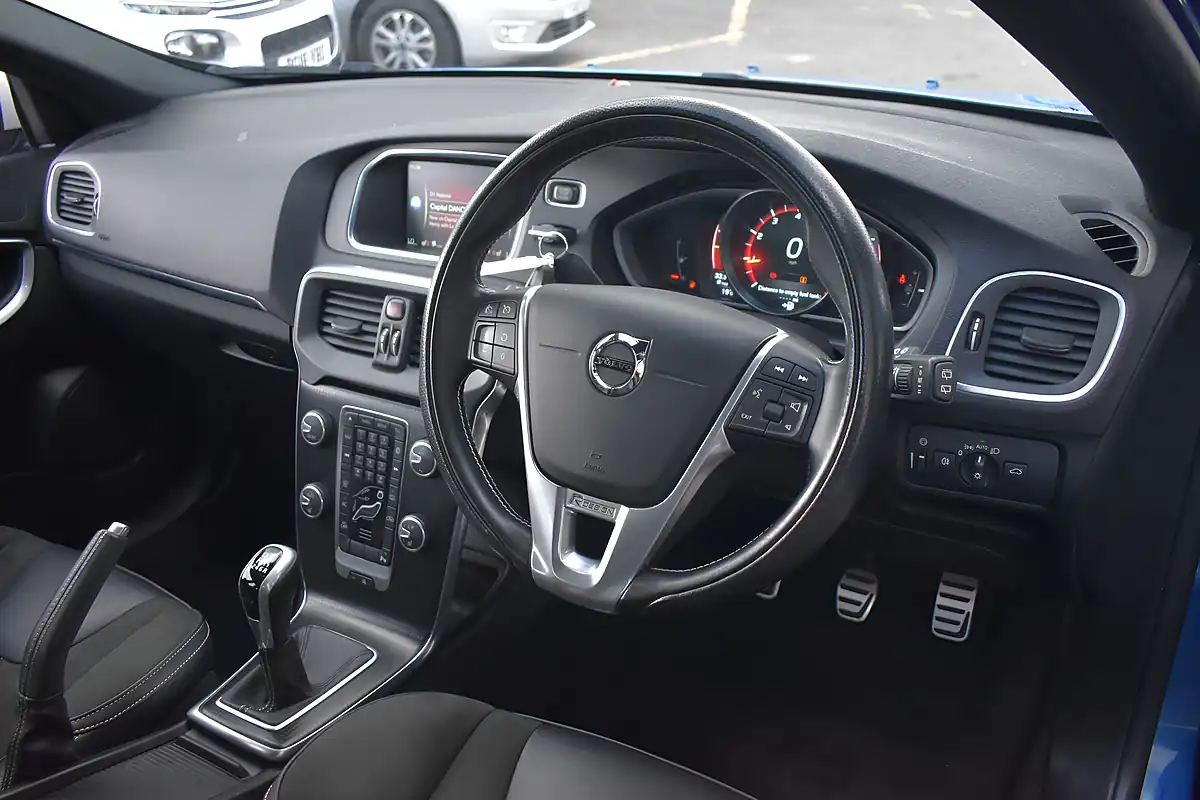 Used 2016 Volvo V40 R-Design Bursting Blue - Interior and Exterior details 8