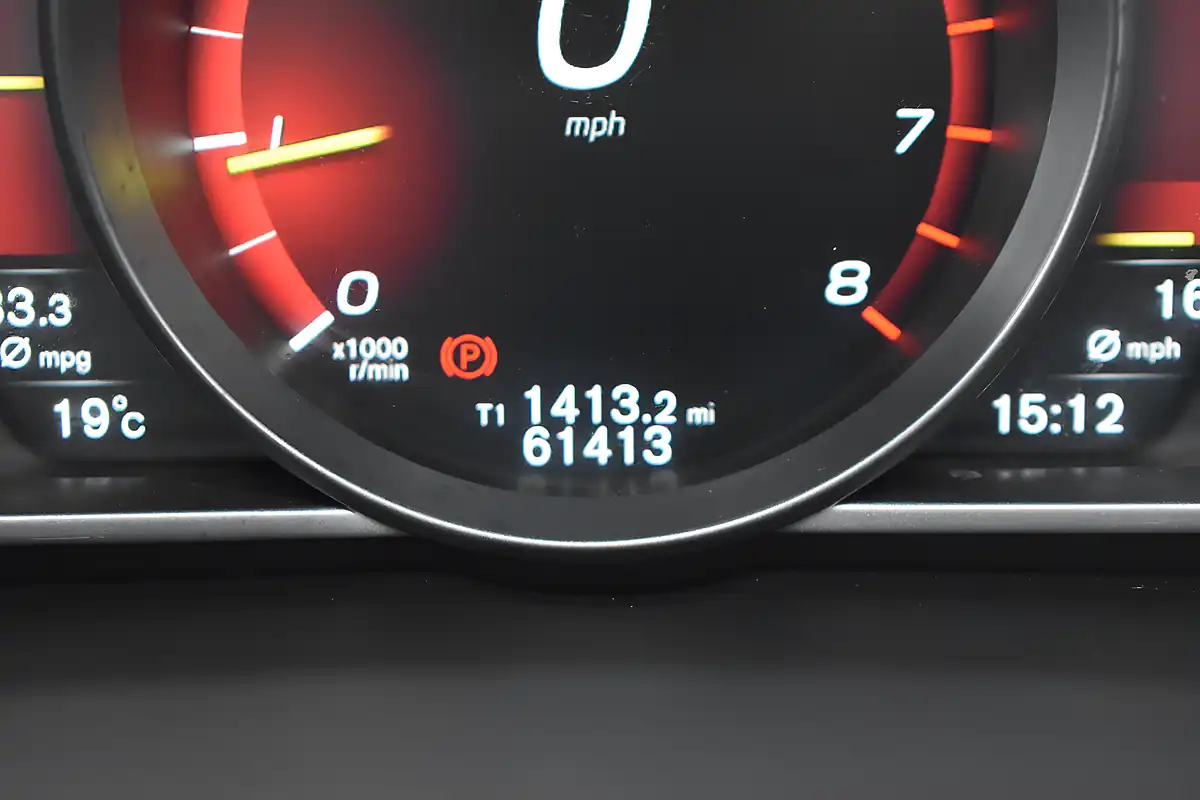 Used 2016 Volvo V40 R-Design Bursting Blue - Interior and Exterior details 9