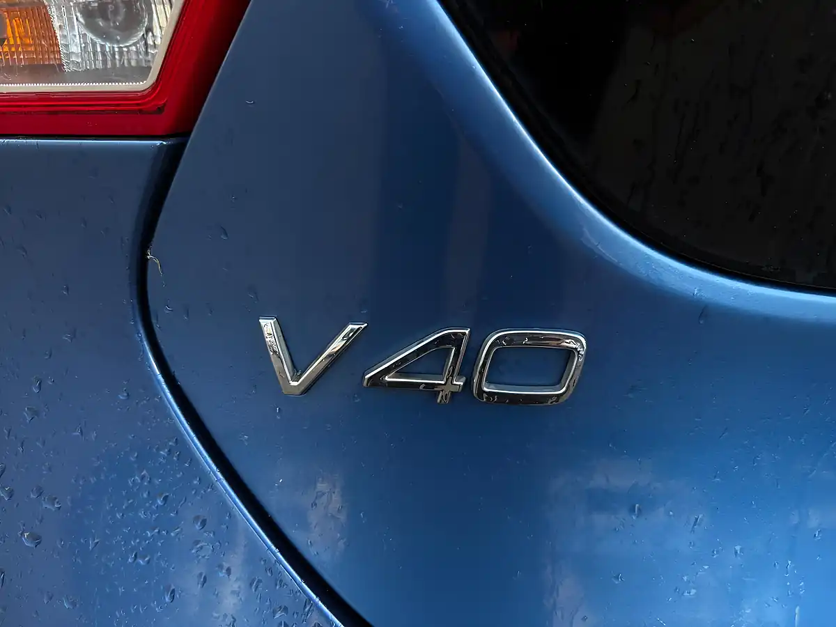 Used 2016 Volvo V40 R-Design Nav Plus Blue - Interior and Exterior details 18